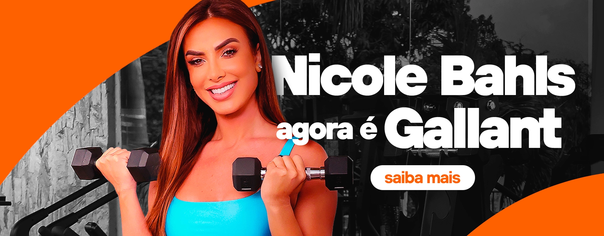 Influenciadora Nicole Bahls levantando halteres com fundo laranja
