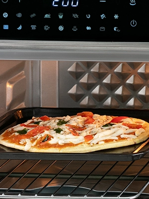 Imagem ilustrativa de um forno digital aberto com pizza