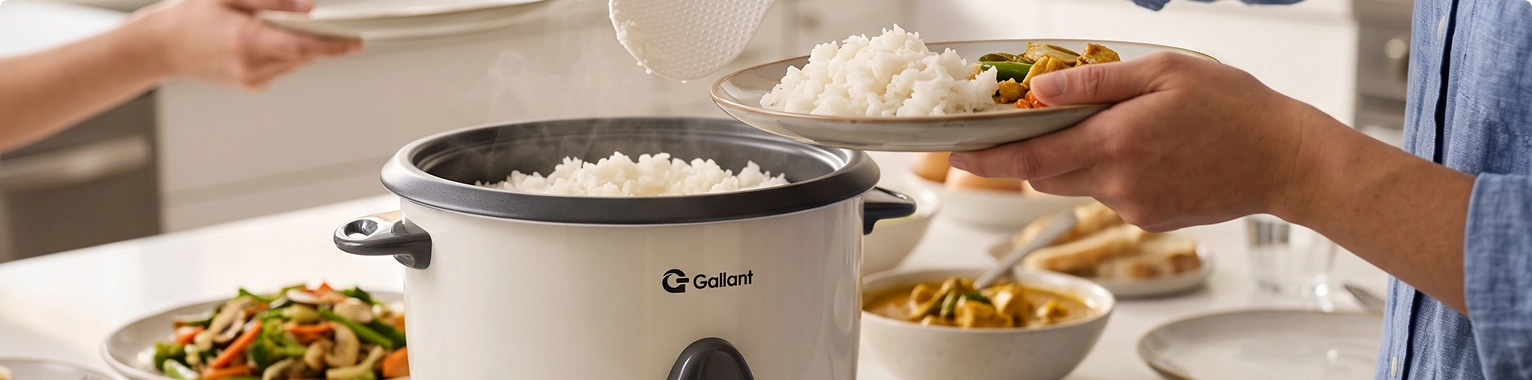 Imagem ilustrativa de pessoa preparando alimentos em Panela elétrica de arroz