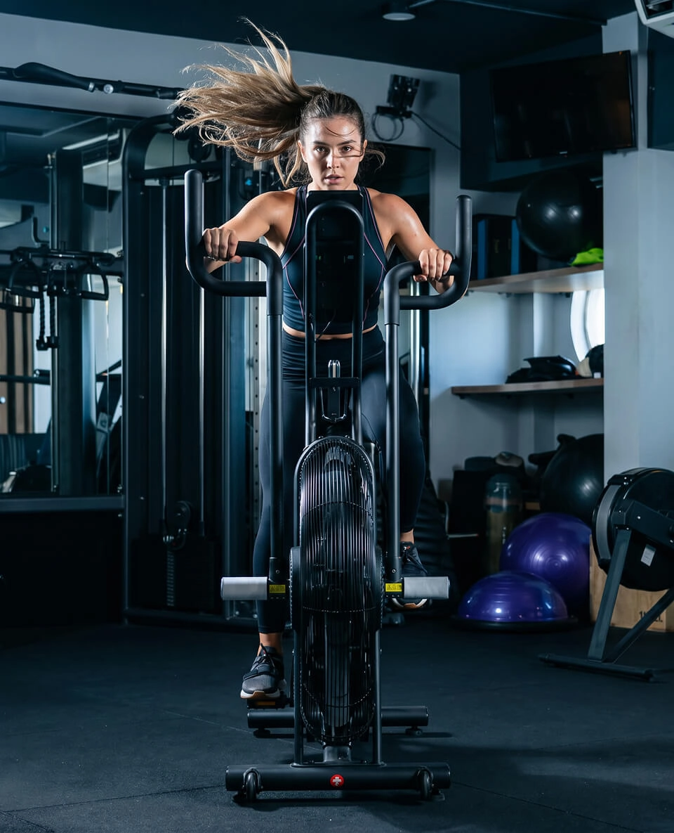 Mulher se exercitando na Air Bike Gallant Professional