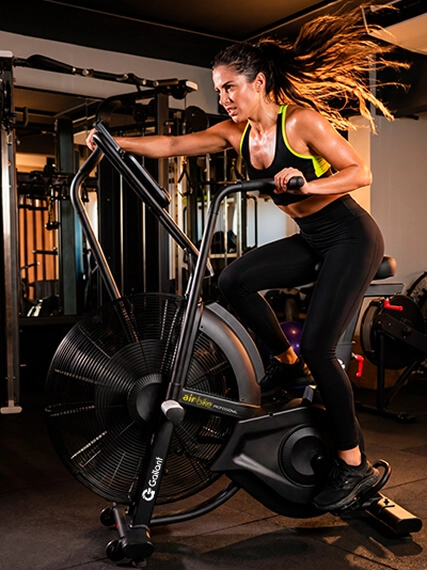 Imagem de mulher se exercitando na Air Bike Gallant Professional