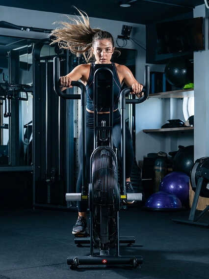 Imagem de mulher se exercitando na Air Bike Gallant Professional