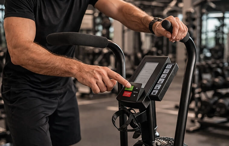 Homem usando painel da Air Bike Gallant Advanced