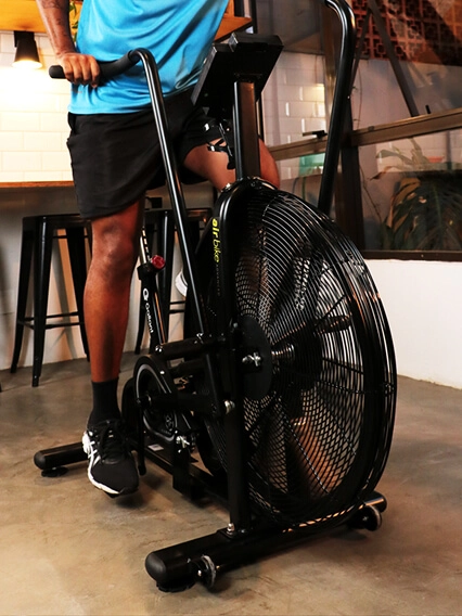 Imagem de homem usando a Air Bike Gallant Advanced