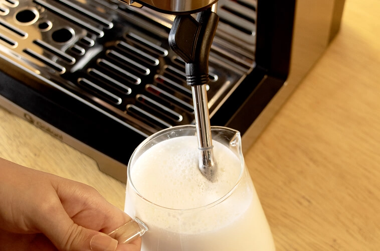 Imagem da cafeteira vaporizando leite