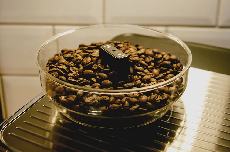 Imagem de café no moedor integrado da cafeteira
