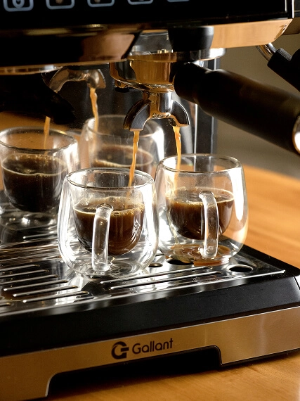 Imagem da cafeteira preparando 2 xícaras de café