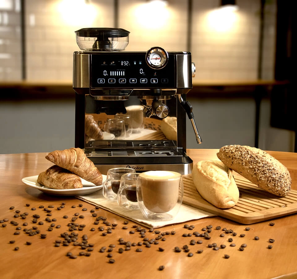 Imagem da cafeteira com pães e bebidas com café em sua frente